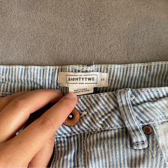 Eighty two denim pinstripe light wash Jean shorts - Picture 4 of 9